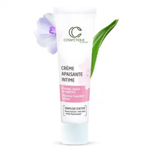 Tube de crème apaisante intime avec fond blanc et éléments naturels.