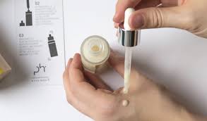 sérums sont des soins hautement concentrés qui pénètrent en profondeur dans la peau, délivrant des actifs ciblés pour répondre à des besoins spécifiques