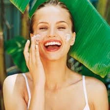 Crème cosmétique avec étiquette naturelle, fabriquée avec des ingrédients bio